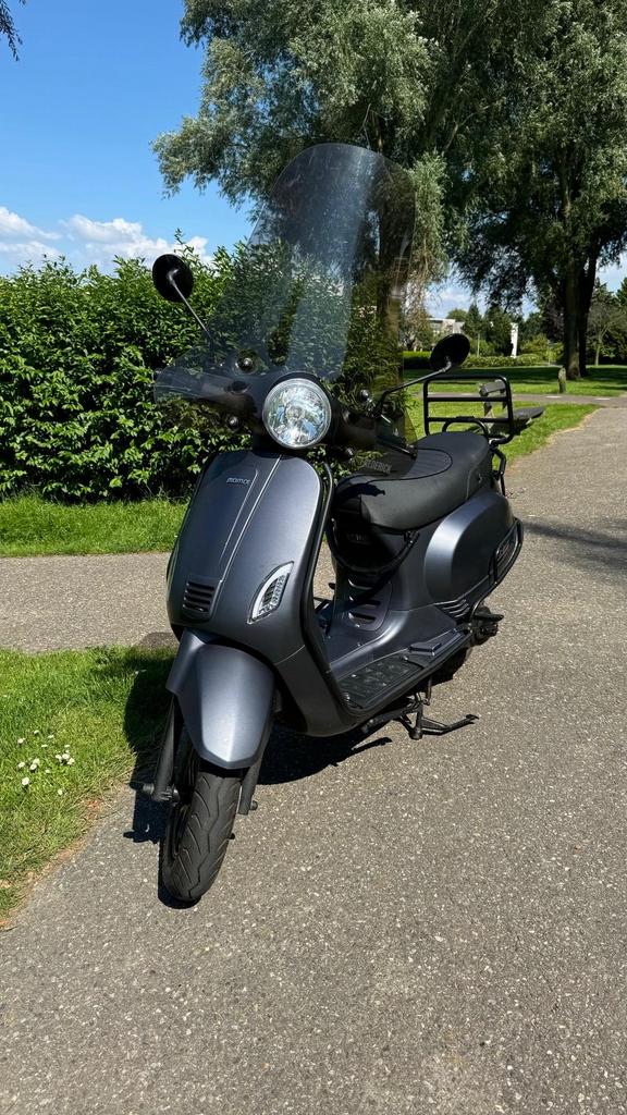Momo Morino Scooter Geel kenteken 2600 km, Ophalen, Zo goed als nieuw, Overige typen, Overige merken