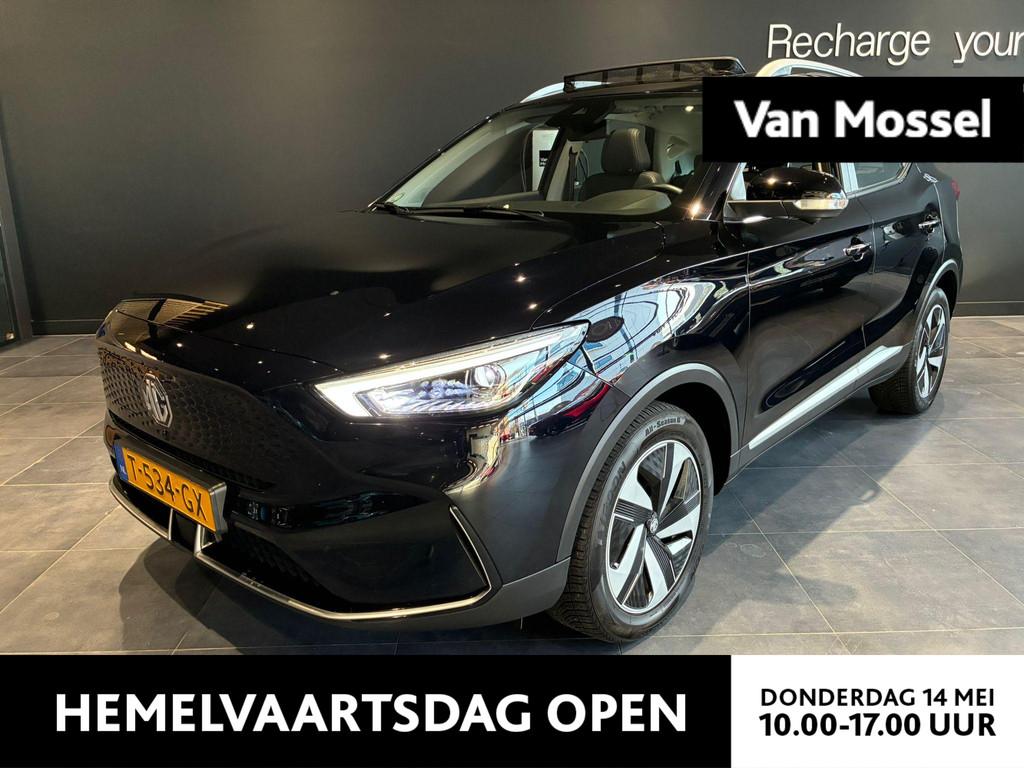 MG ZS EV Long Range Luxury 70 kWh Trekhaak | ALL Season band, Auto's, MG, 12 maanden, Gebruikt, ZS, Zwart
