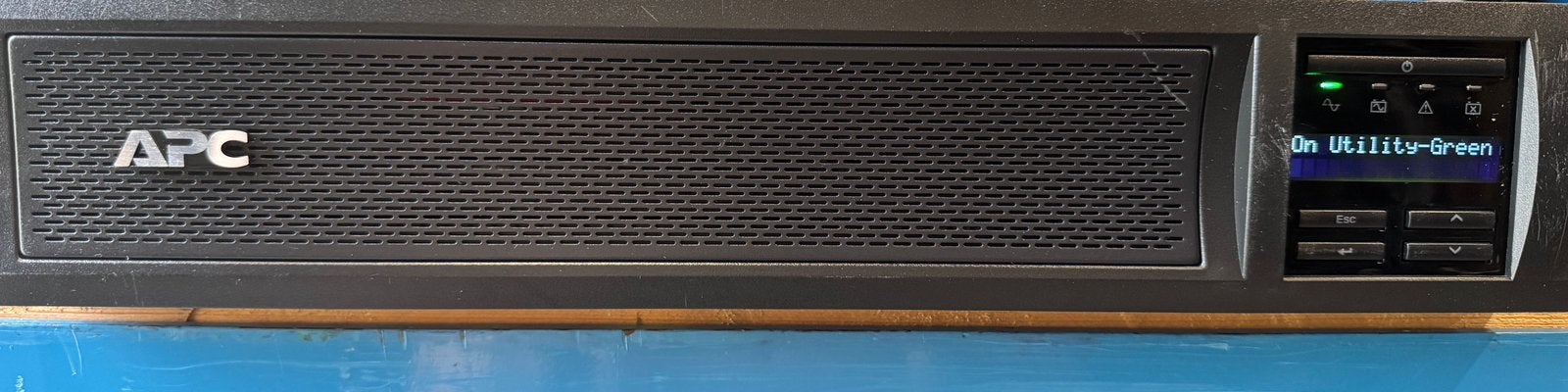 apc ups smx1500rm2u, Ophalen of Verzenden, Zo goed als nieuw, Desktop