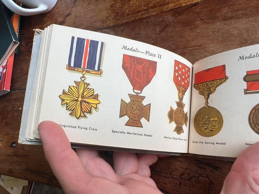 WO2 Amerikaans Navy Insignia Book medailles emblemen USMC, Verzamelen, Militaria | Tweede Wereldoorlog, Amerika, Ophalen of Verzenden