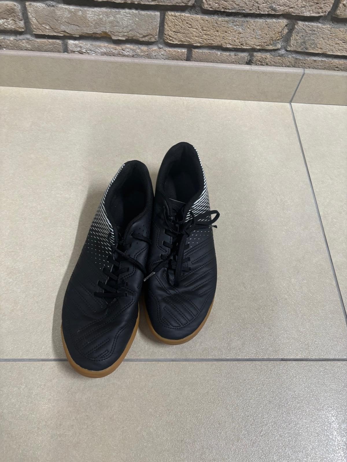 Zwarte zaalvoetbalschoenen - Decathlon, Kleding | Heren, Sportkleding, Zwart, Overige maten, Ophalen of Verzenden, Zo goed als nieuw