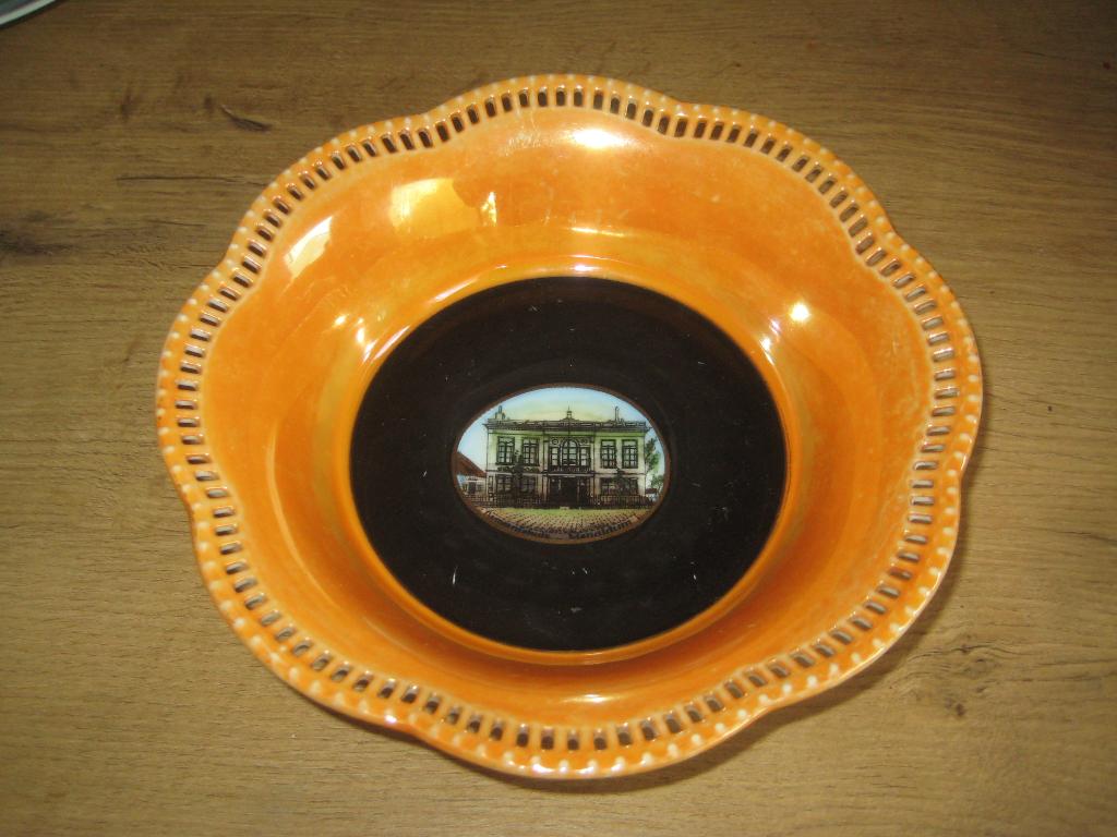 schaaltje met afbeelding menaldum gemeentehuis (souvenir), Ophalen of Verzenden