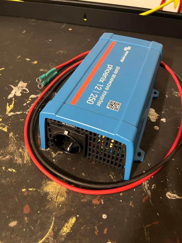 Victron Energy Phoenix 12/250 Pure Sinus Omvormer (Schuko), Ophalen of Verzenden, Zo goed als nieuw