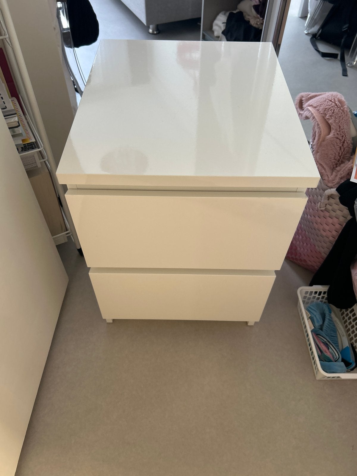 Hoogglans wit nachtkastje (IKEA) - Zo goed als nieuw, Ophalen of Verzenden, Zo goed als nieuw, Hout