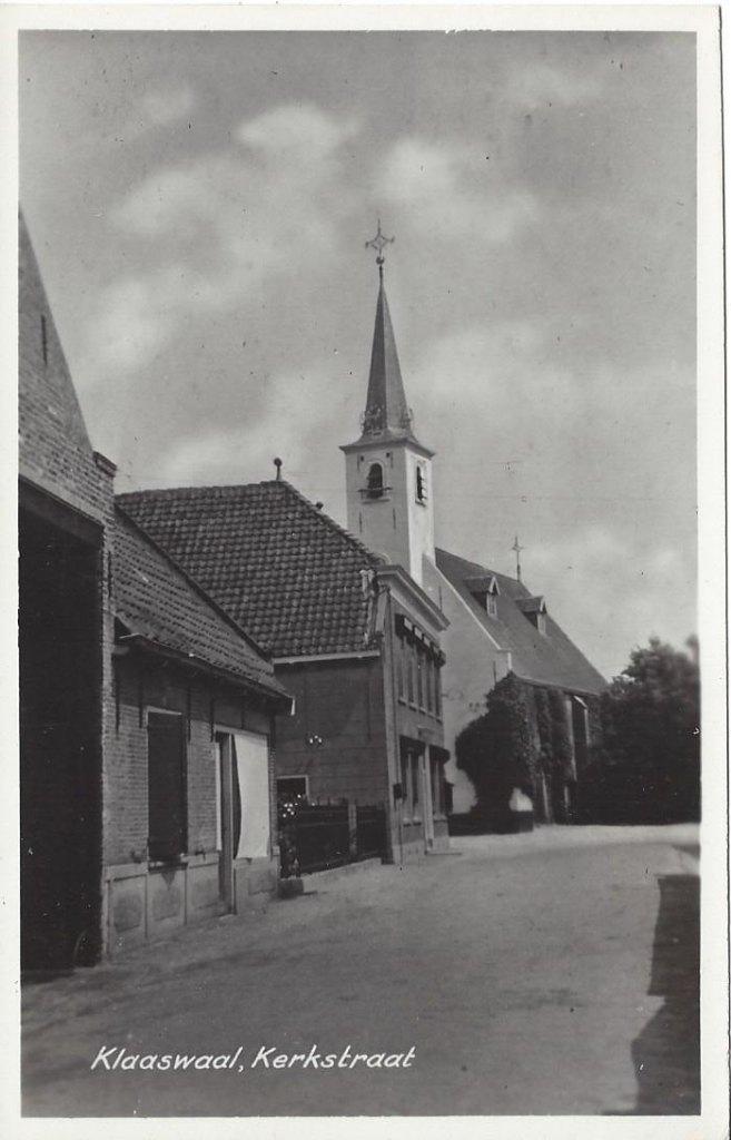 Klaaswaal (Z.H.) Kerkstraat, zicht op Herv. Kerk, Verzamelen, Ophalen of Verzenden, 1940 tot 1960, Ongelopen, Zuid-Holland