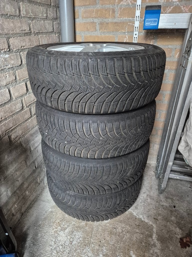Vier winterbanden Toyota Auris TS 2015 op velg, Ophalen, Gebruikt, 16 inch, Banden en Velgen