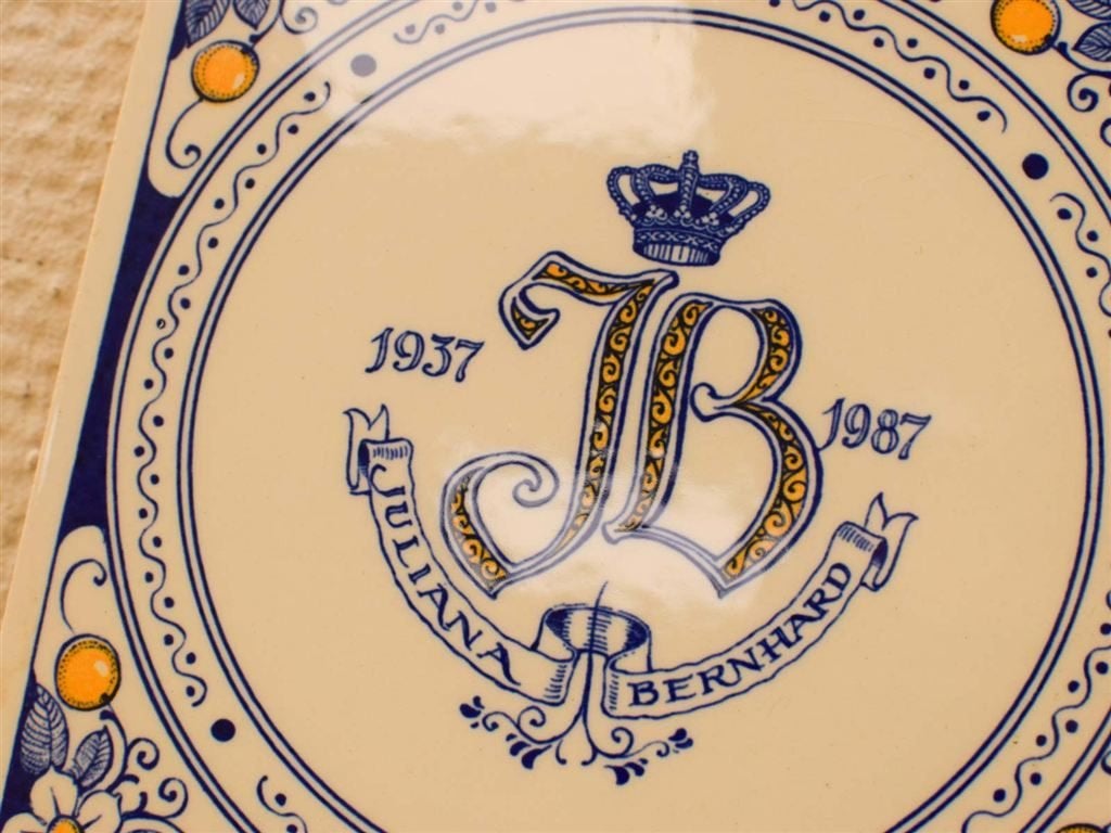 Delfts wandtegel Juliana en Bernhard 51767, Antiek en Kunst, Ophalen of Verzenden