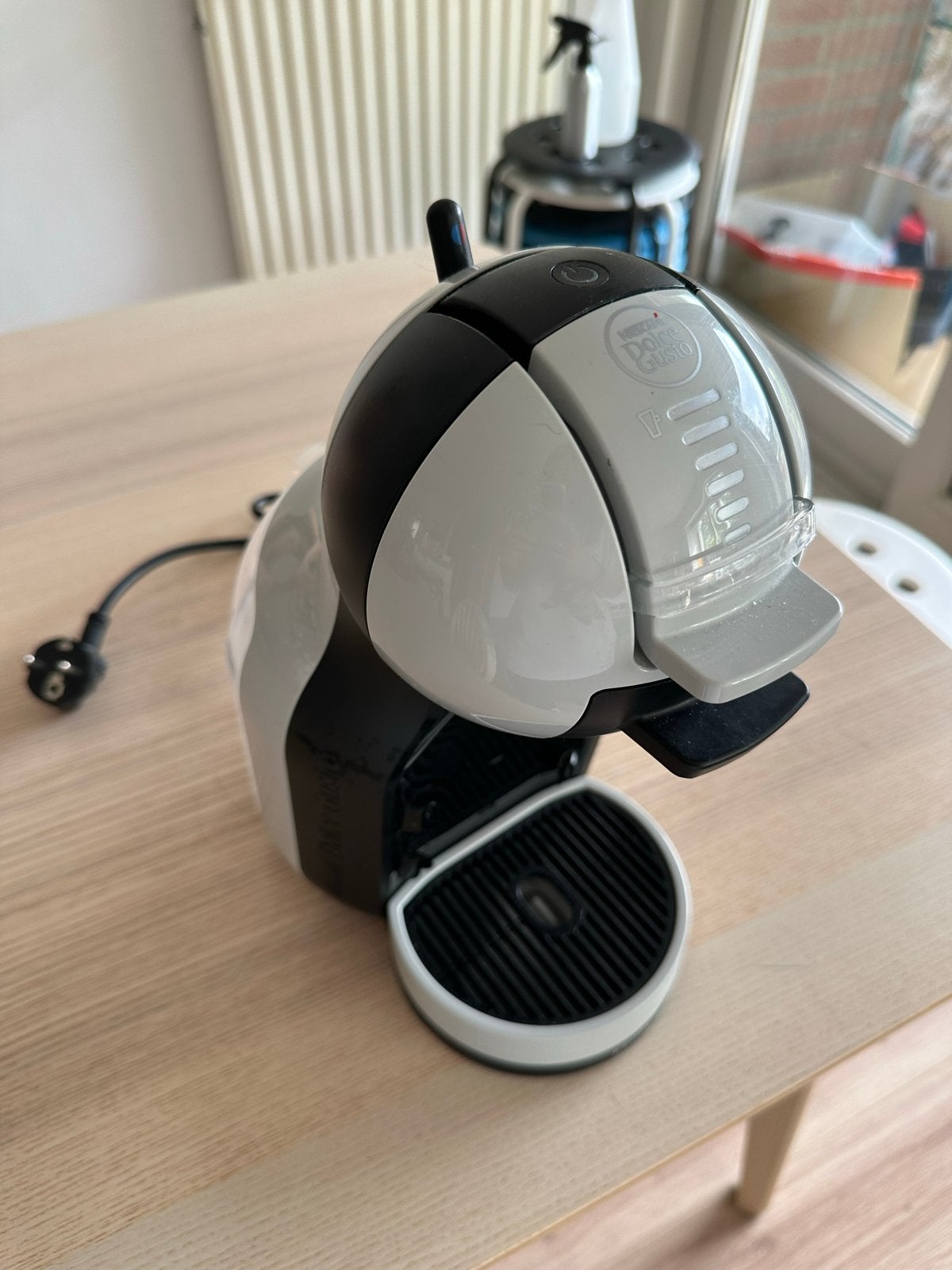 Nescafé Dolce Gusto Koffiezetapparaat, Koffiepads en cups, Koffiemachine, Ophalen of Verzenden, Zo goed als nieuw