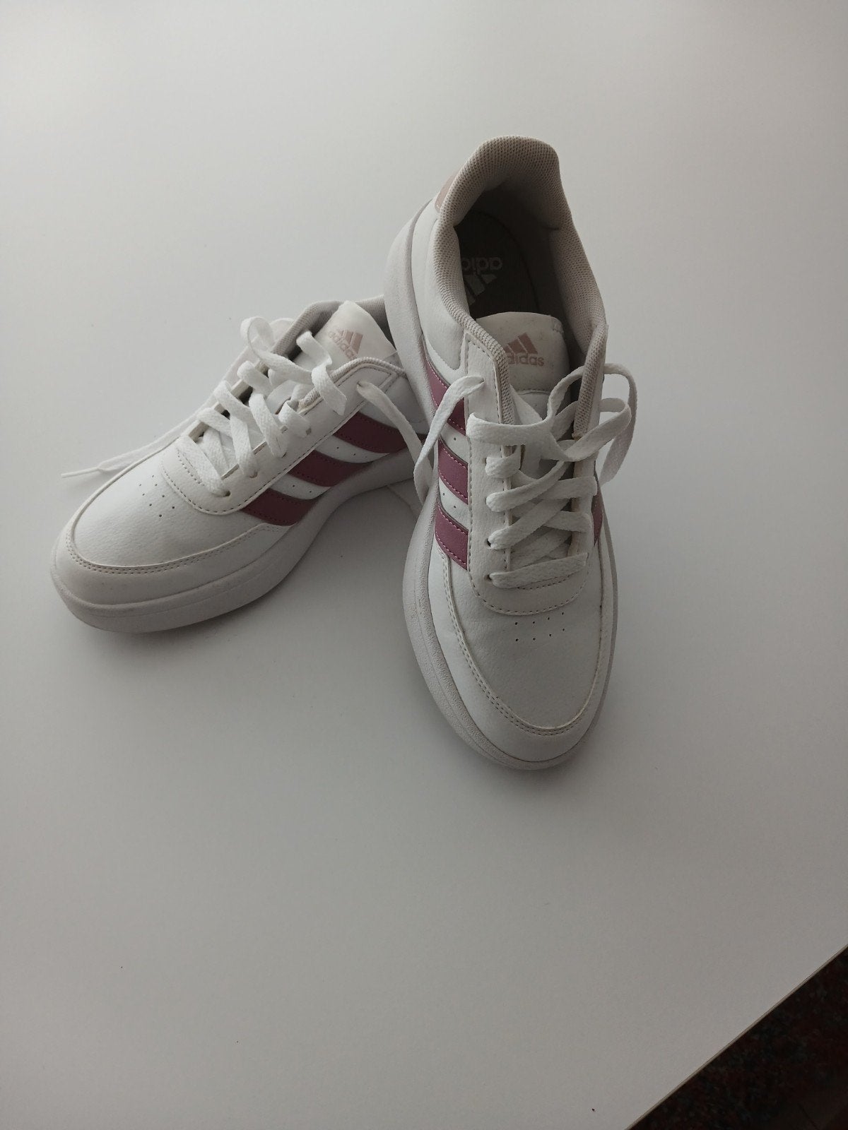 Sportschoenen nike hoofdkleur wit met donker rose strepen, Sport en Fitness, Squash, Verzenden, Zo goed als nieuw