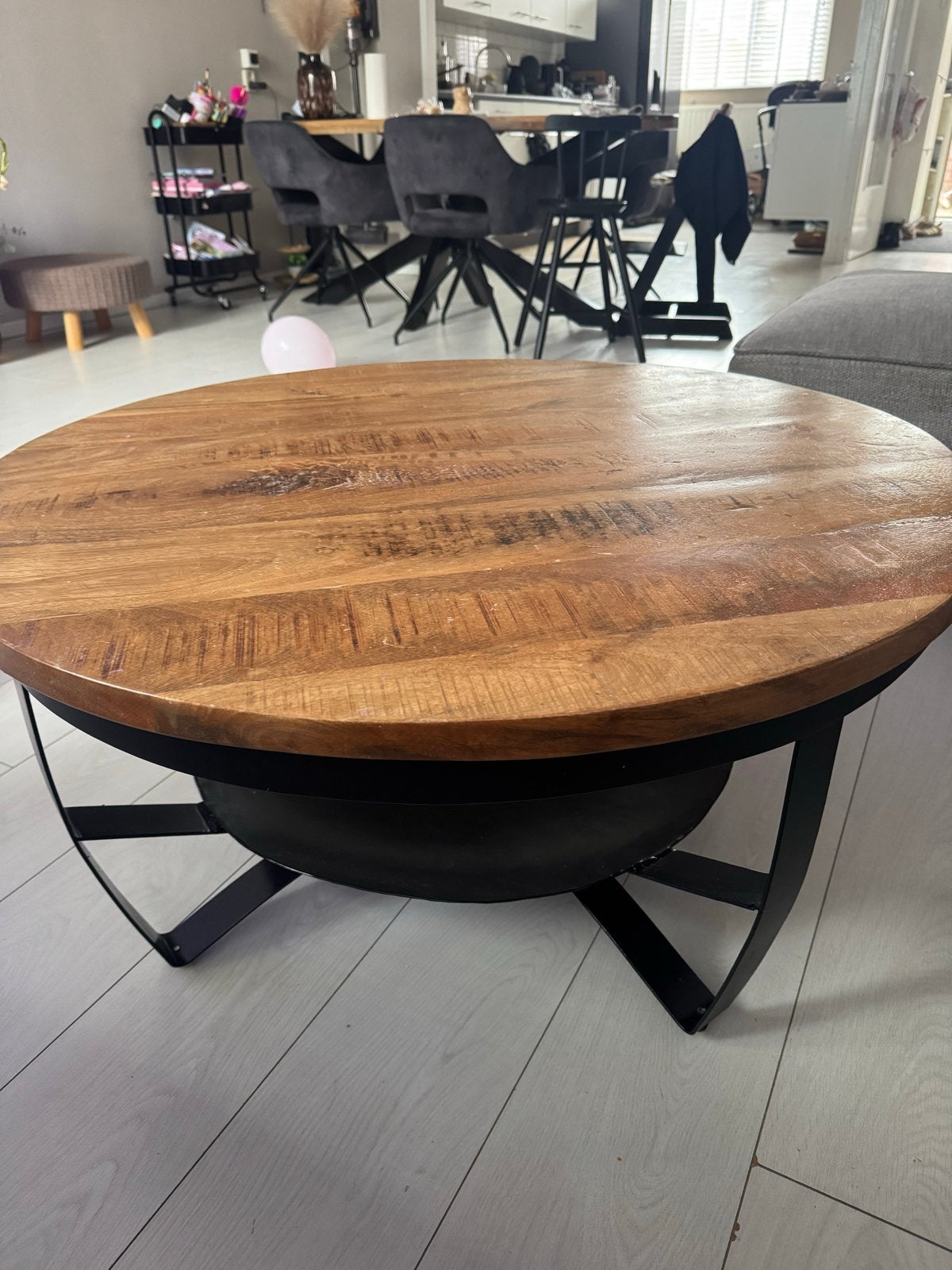 Ronde salontafel van mangohout met metalen onderstel, Ophalen, Gebruikt, Rond, 50 tot 100 cm