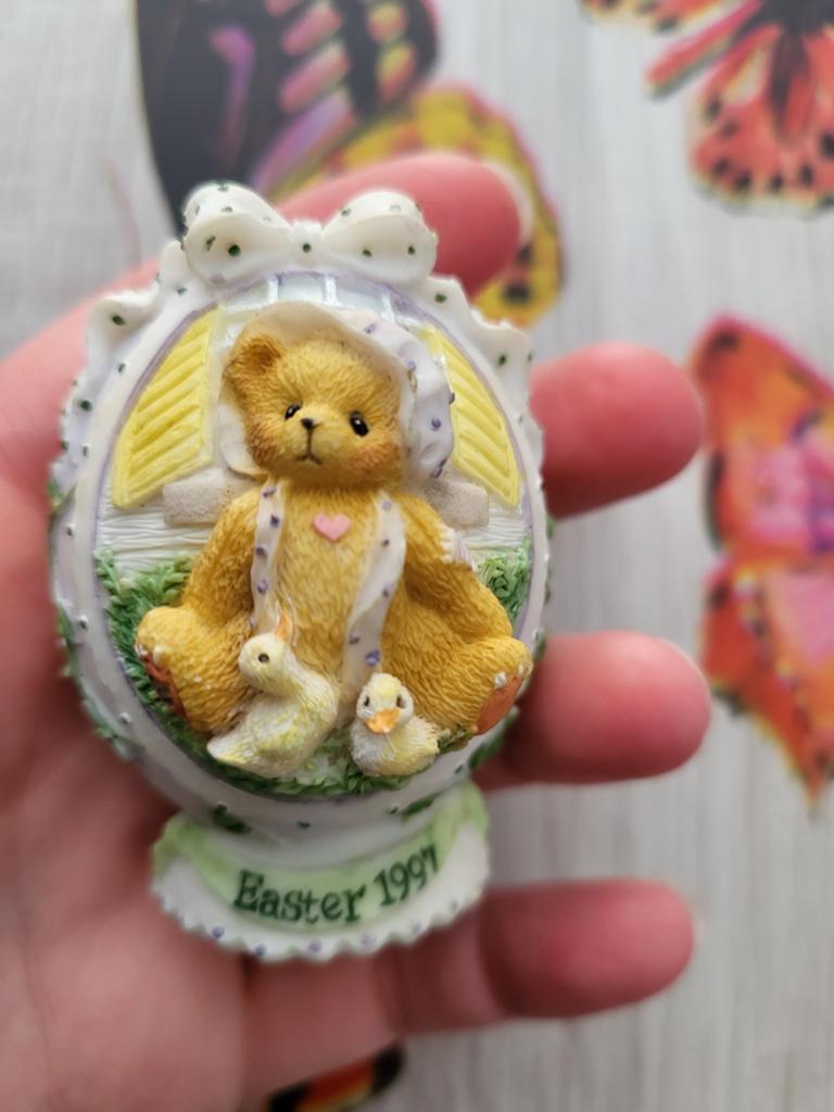 Cherished Teddies "Easter 1997" Beeldje - Priscilla Hillman, Verzamelen, Beren en Cherished Teddies, Zo goed als nieuw, Beeldje