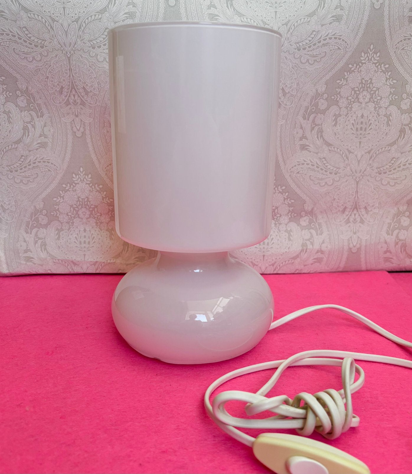 IKEA Lykta tafel lampje wit melkglas stekker schakelaar, Gebruikt, Met schakelaar, E14 (klein), Wit
