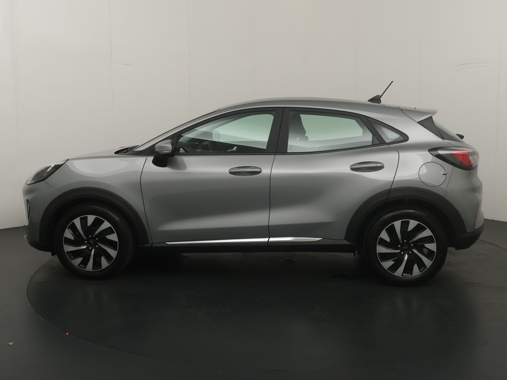 Ford Puma Hybrid Titanium | nw geleverd | Stuur/Stoel/Voorru, Auto's, 12 maanden, Origineel Nederlands, Bedrijf, Handgeschakeld
