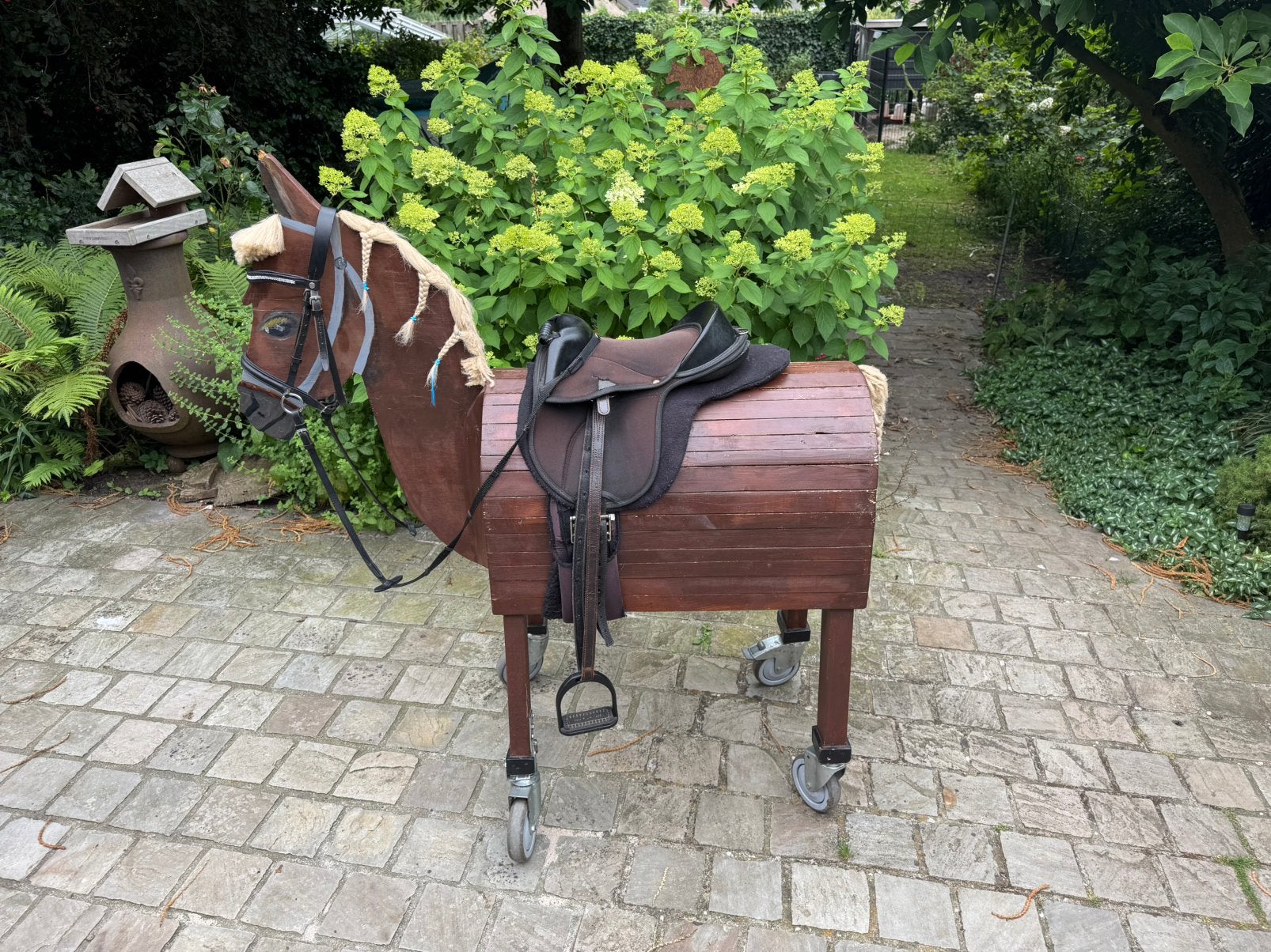 Houten paard met zadel, hoofdstel, dekjes, beenbeschermers, Ophalen, Gebruikt