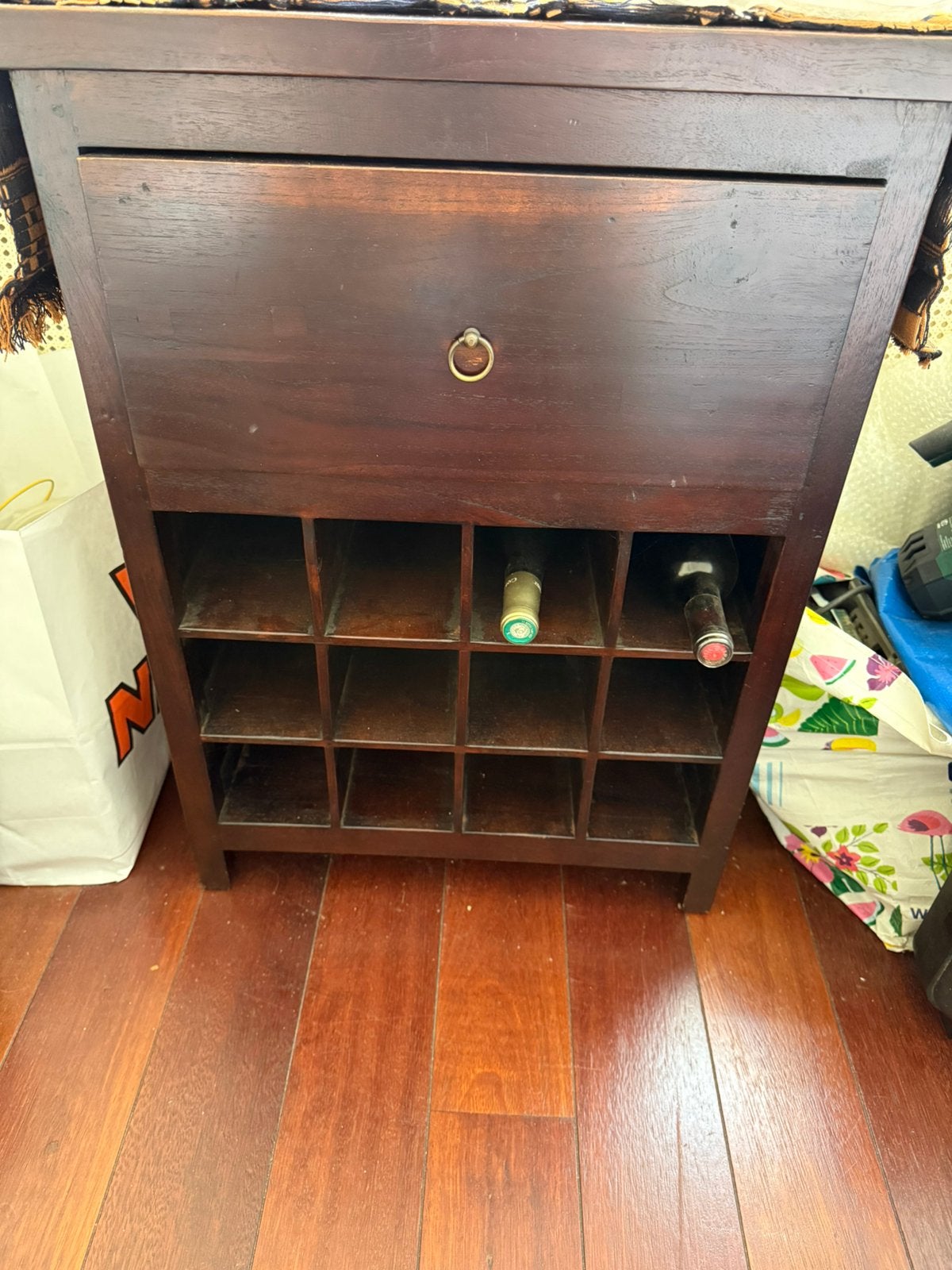 Wijn kast van Indonesië, Ophalen, Zo goed als nieuw