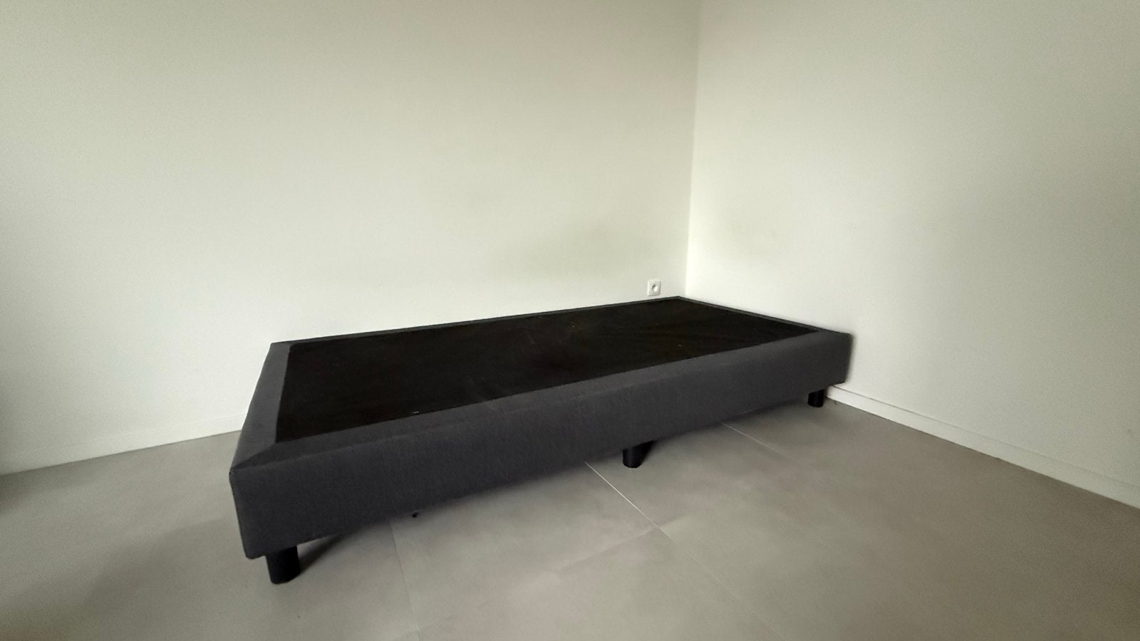 Comfortabele Twijfelaar Boxspring - Grijs, Huis en Inrichting, Slaapkamer | Boxsprings, Ophalen, Zo goed als nieuw, Twijfelaar