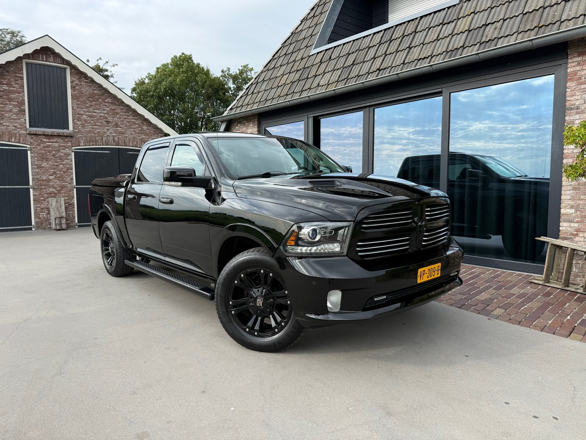 Dodge Ram 1500 5.7 V8 Sport Quad Cab 6'4 zeer netjes, Automaat, Euro 5, Achterwielaandrijving, Gebruikt
