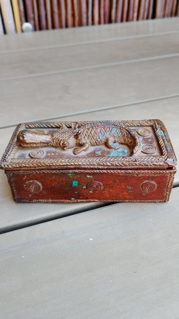 Antieke Afrikaans bronzen goud stof kistje met een krokodil, Ophalen