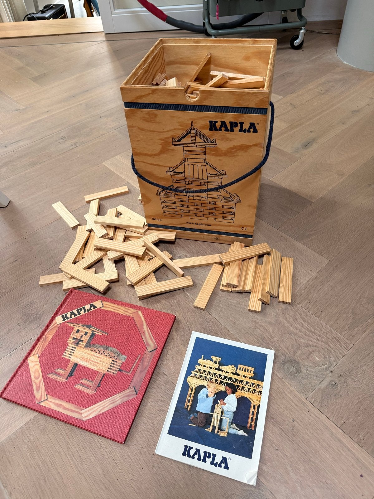Kapla 280 plankjes met boekjes in houten ton, Kinderen en Baby's, Speelgoed | Houten speelgoed, Ophalen, Zo goed als nieuw, Overige typen