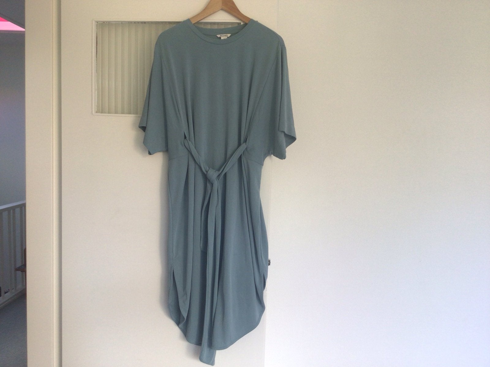 Monki jurk met strikceintuur - Maat M, Maat 38/40 (M), Blauw, Ophalen of Verzenden, Zo goed als nieuw