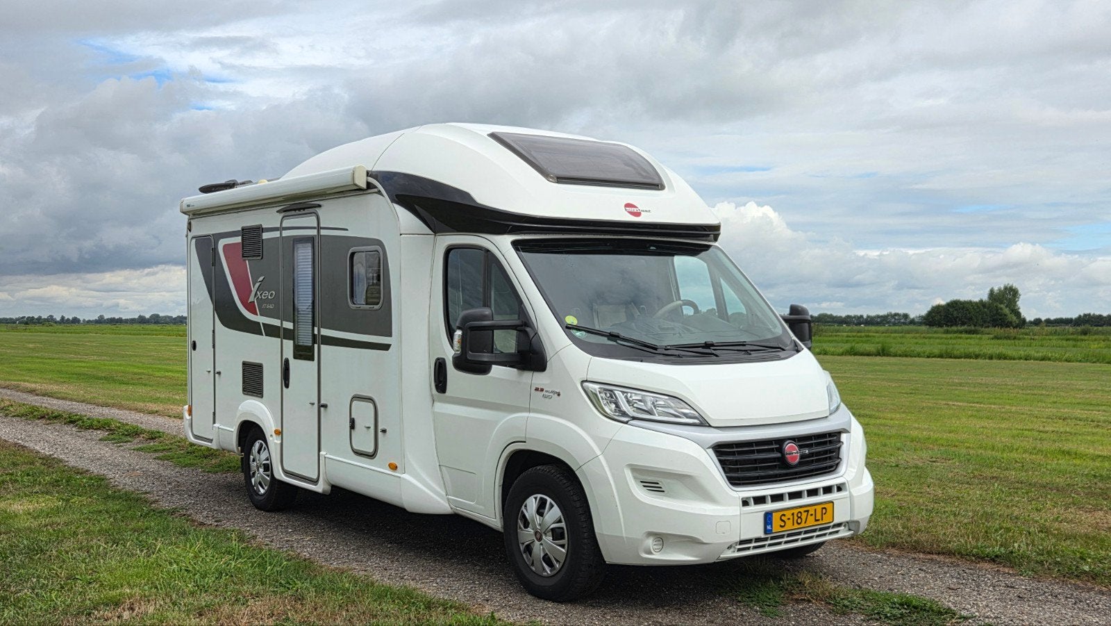 Bürstner Ixeo IT640 Half-integraal Camper (4 persoons), Koelkast, Ringverwarming, Fiat, 6 tot 7 meter