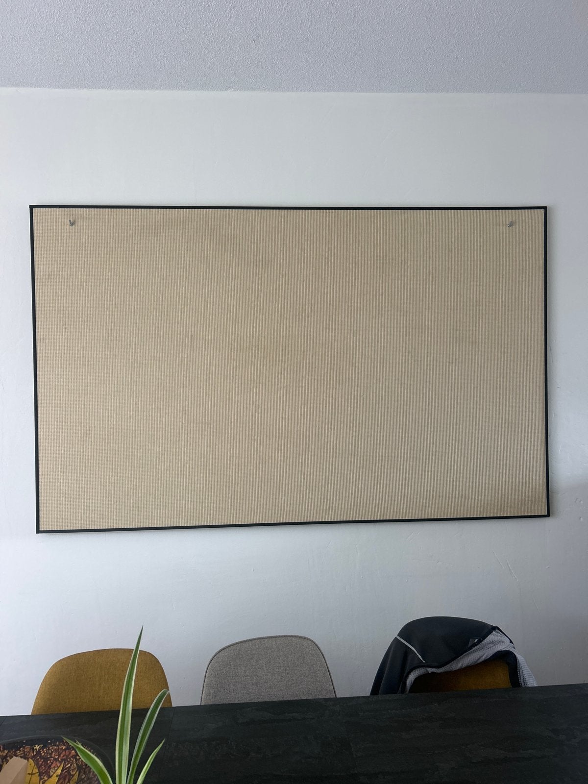 Groot prikbord met zwarte rand 113 x 182, Gebruikt, Hout, Wandbord of Wandpaneel, Met ophangsysteem