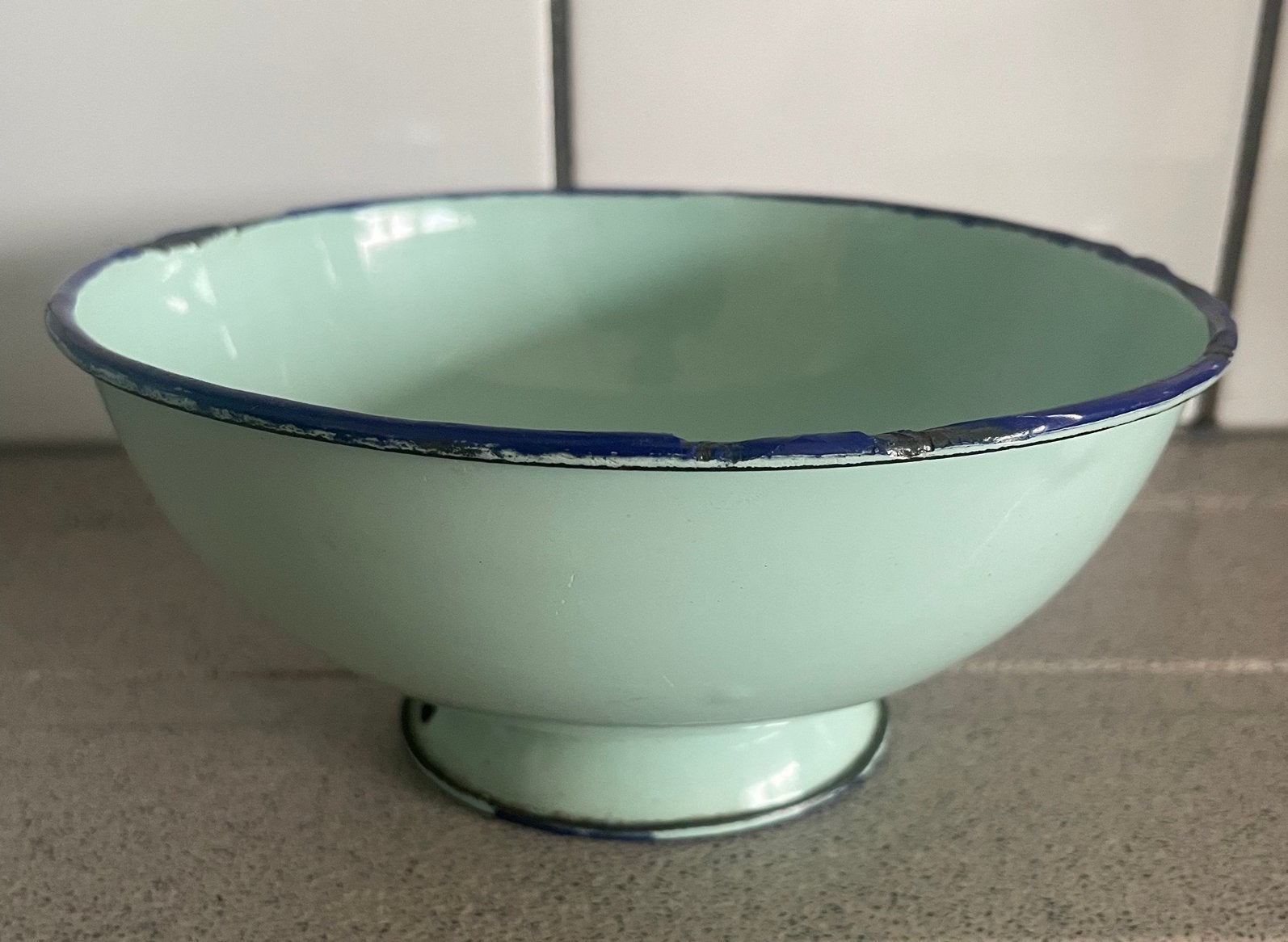 Turquoise emaille schaaltje met blauwe rand, Ophalen of Verzenden, Rond, Porselein of Keramiek