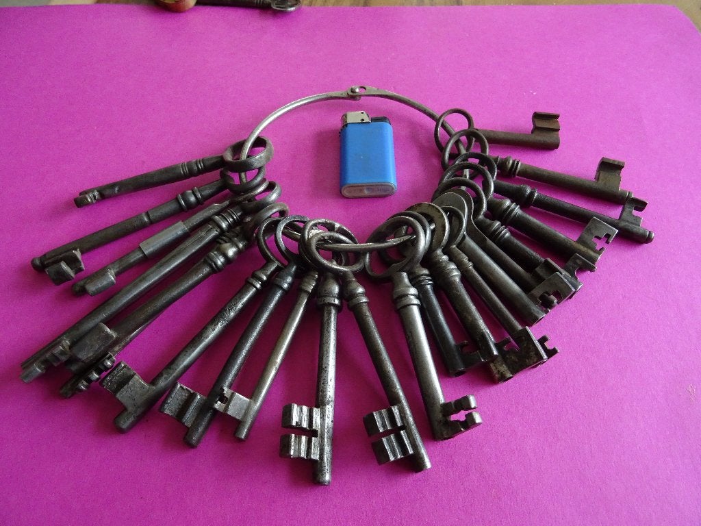 RING MET 22 ANTIEKE SLEUTELS SLEUTEL SLOT SLOTEN DEUR KIST, Ophalen of Verzenden