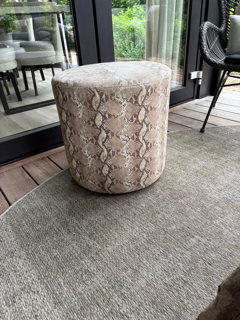 Mooie poef van DMF Interiors met carlucci stof, Ophalen, Minder dan 50 cm, Rond, Zo goed als nieuw