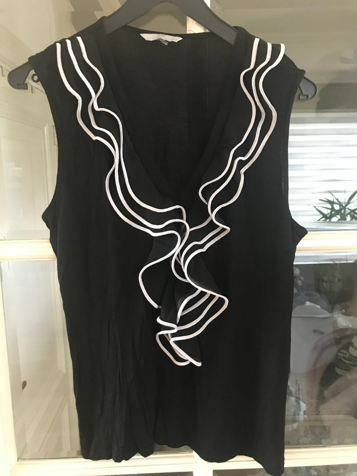 ️H&M Zwarte mouwloze V-hals top met strookjes, maat L, Zwart, Maat 42/44 (L), Ophalen of Verzenden, Zo goed als nieuw