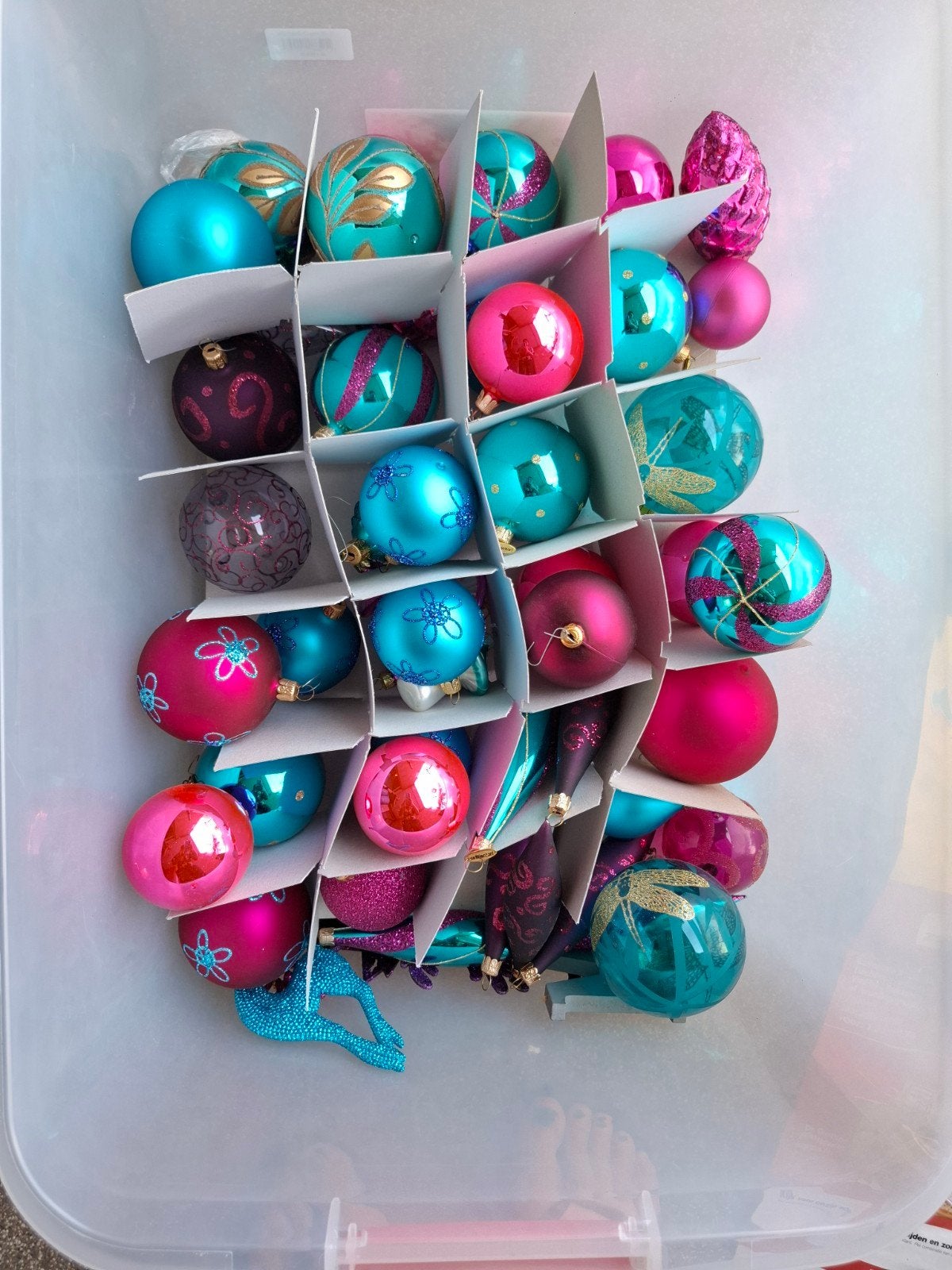 glazen kerstballen roze, blauw en paars in kerstbox, Ophalen, Zo goed als nieuw