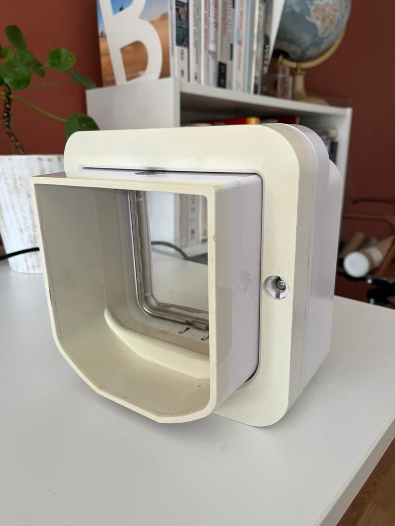 Sureflap Dualscan kattenluik maat M, Ophalen, Zo goed als nieuw