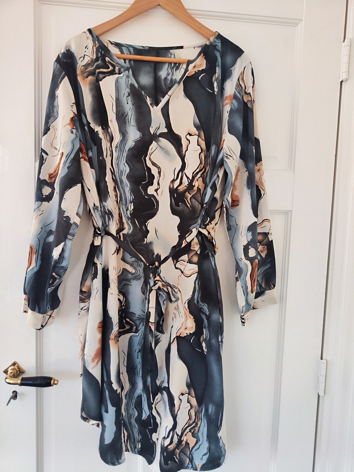 Stijlvolle jurk met abstracte print en strikceintuur, Meerkleurig, Maat 46/48 (XL) of groter, Nieuw, Ophalen of Verzenden