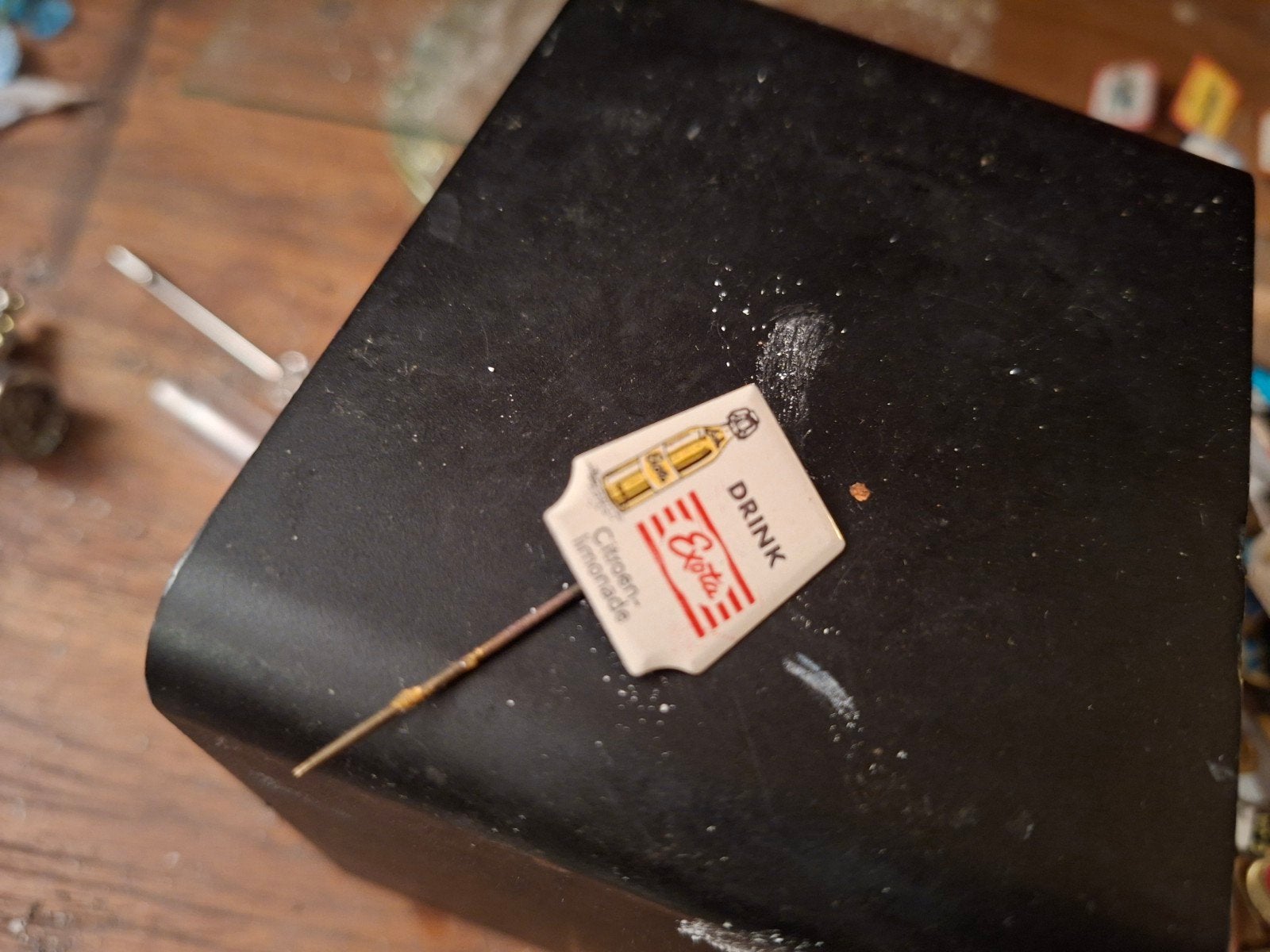 Vintage Exota Citroen-Limonade Speldje, Verzamelen, Ophalen, Gebruikt, Merk, Speldje of Pin
