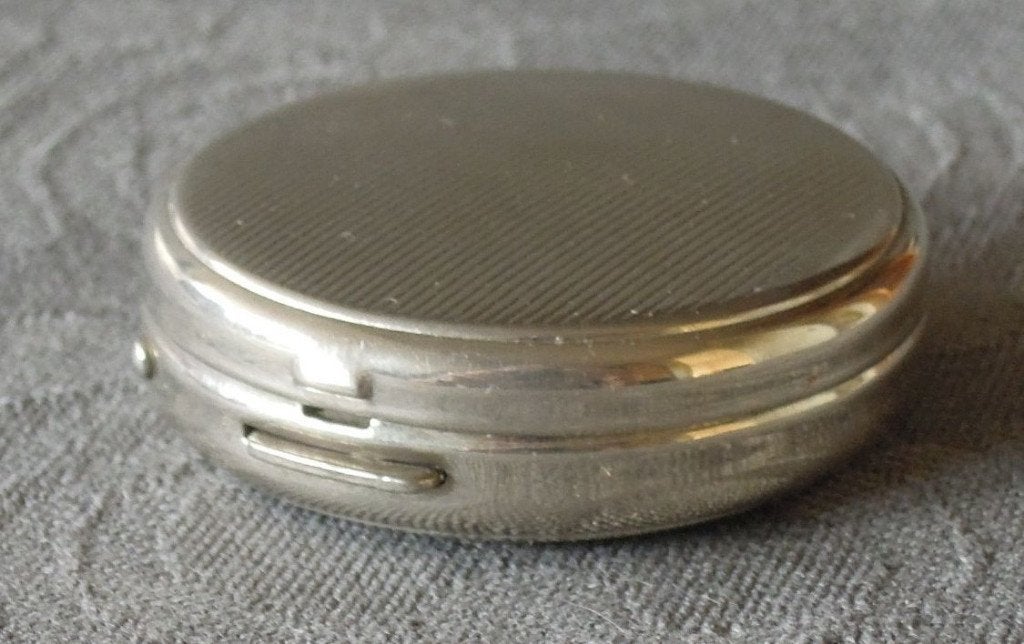 Nr RR156: Handig zilverkleurig pillendoosje voor in de tas, Antiek en Kunst, Curiosa en Brocante, Ophalen of Verzenden