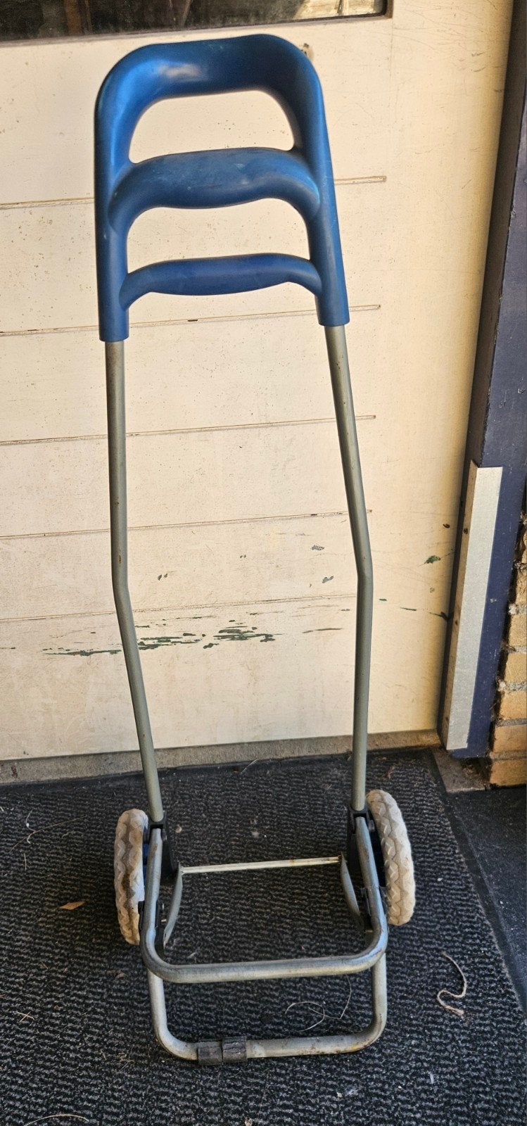 Stevige blauwe steekwagen met wielen, Ophalen