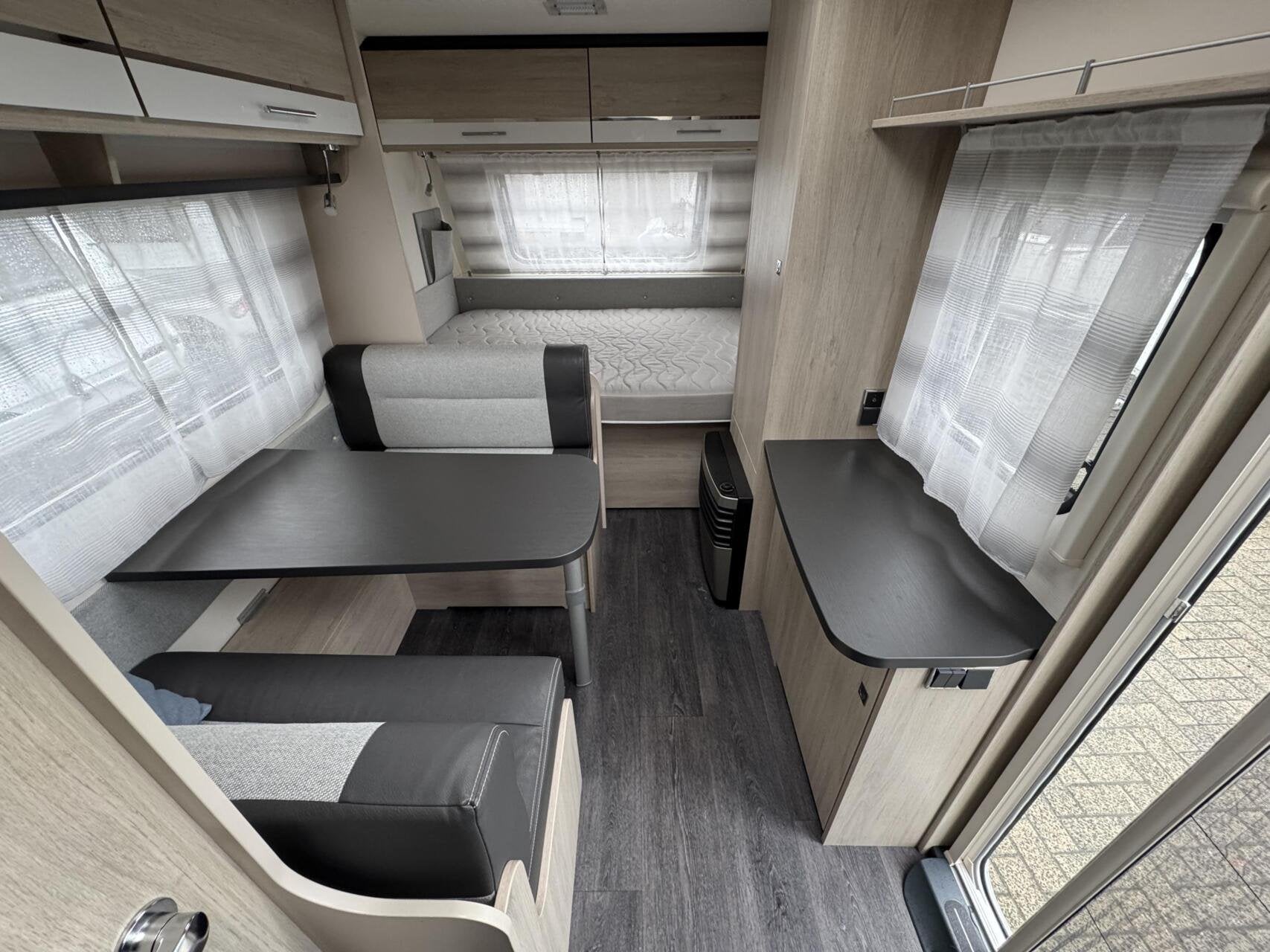 Foto 6 van CARAVELAIR ANTARES STYLE 400, DWARSBED, TREINZIT, VOORTENT,