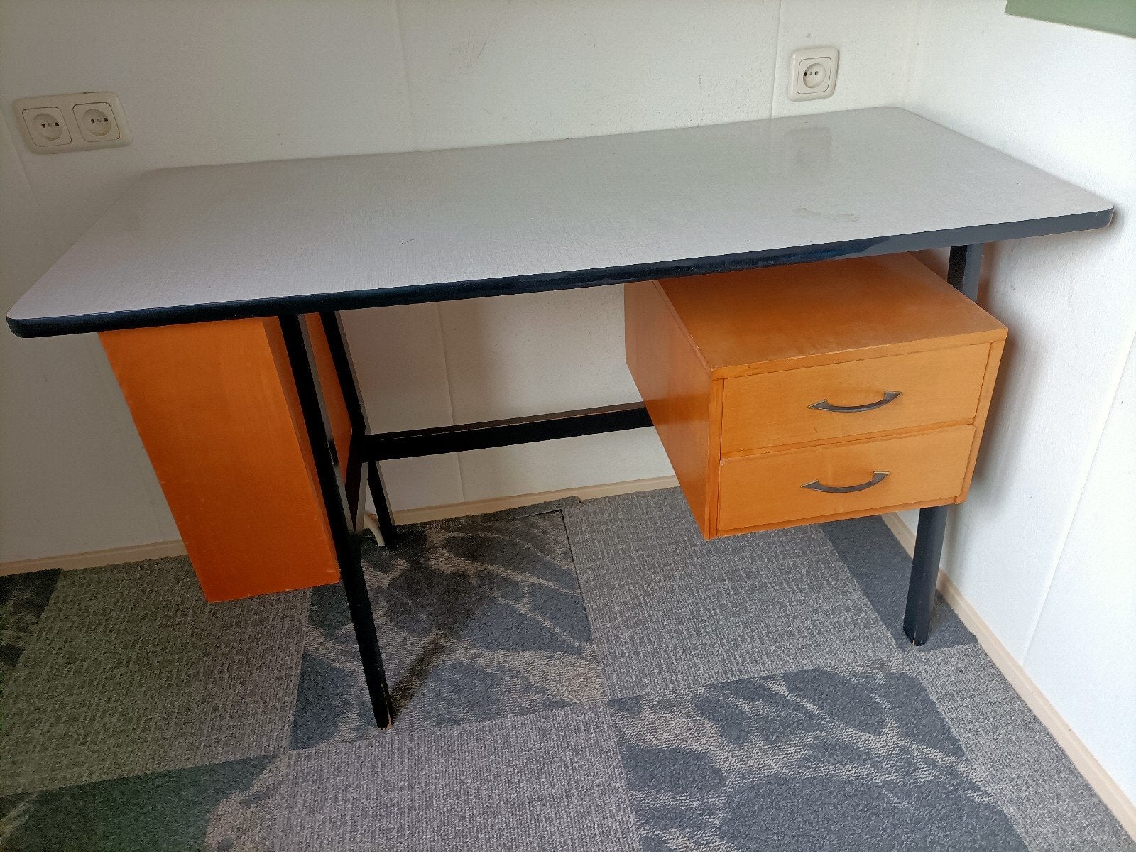 Vintage bureau met houten poten en formica blad, Ophalen, Met lades, Gebruikt, Hout