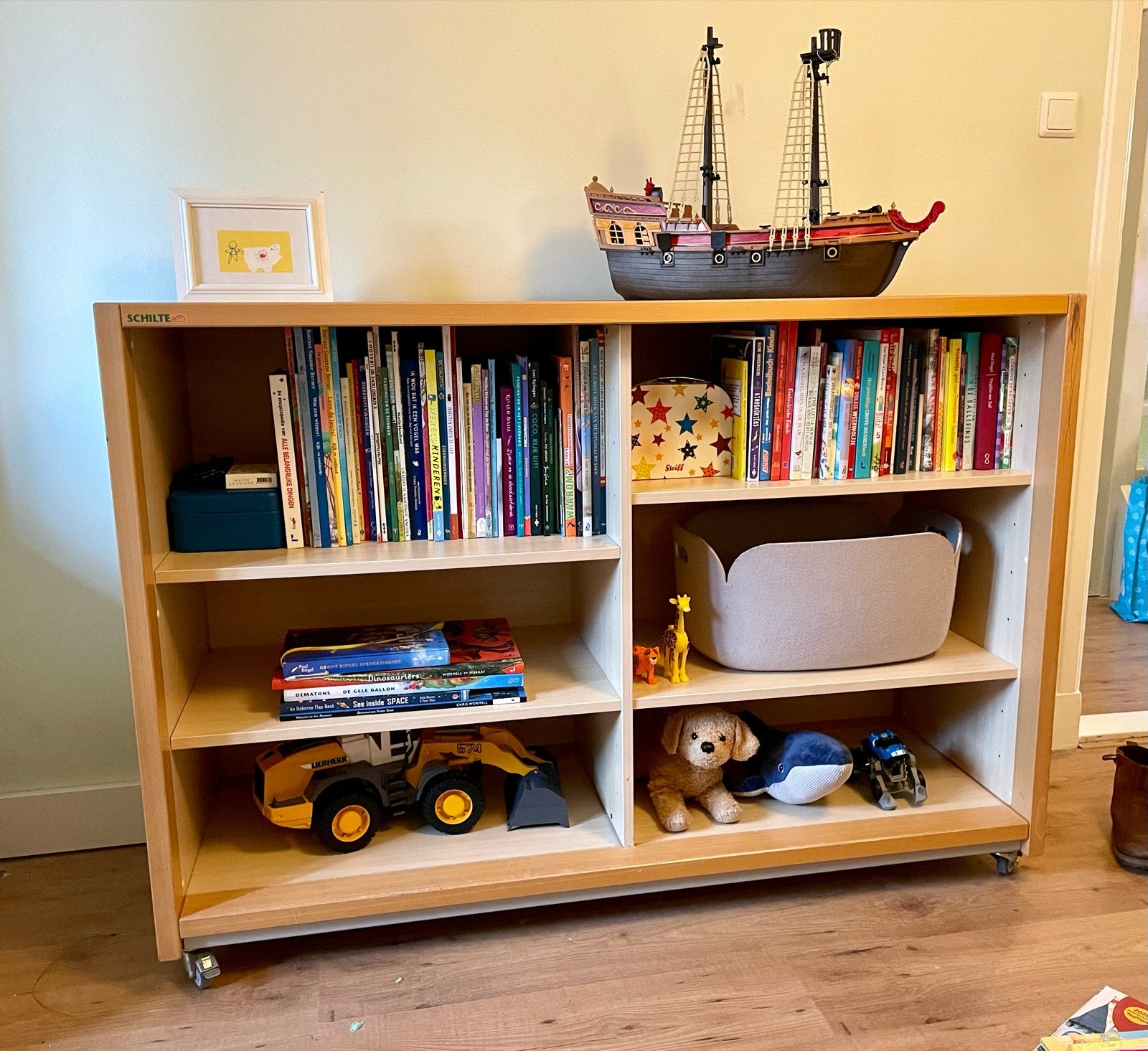 Schilte boeken- en speelgoedkast op wieltjes, Huis en Inrichting, Ophalen, Met plank(en), Gebruikt, 100 tot 150 cm