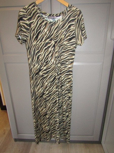 G1071 Geisha M (38) jurk tricot animal lang bruin beige, Kleding | Dames, Maat 38/40 (M), Verzenden, Zo goed als nieuw, Onder de knie