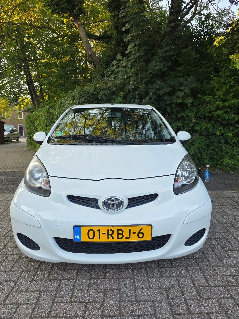 Toyota Aygo 1.0 12V Vvt-i 5DRS 2011 Wit, Auto's, Toyota, Voorwielaandrijving, Euro 5, Stof, Origineel Nederlands