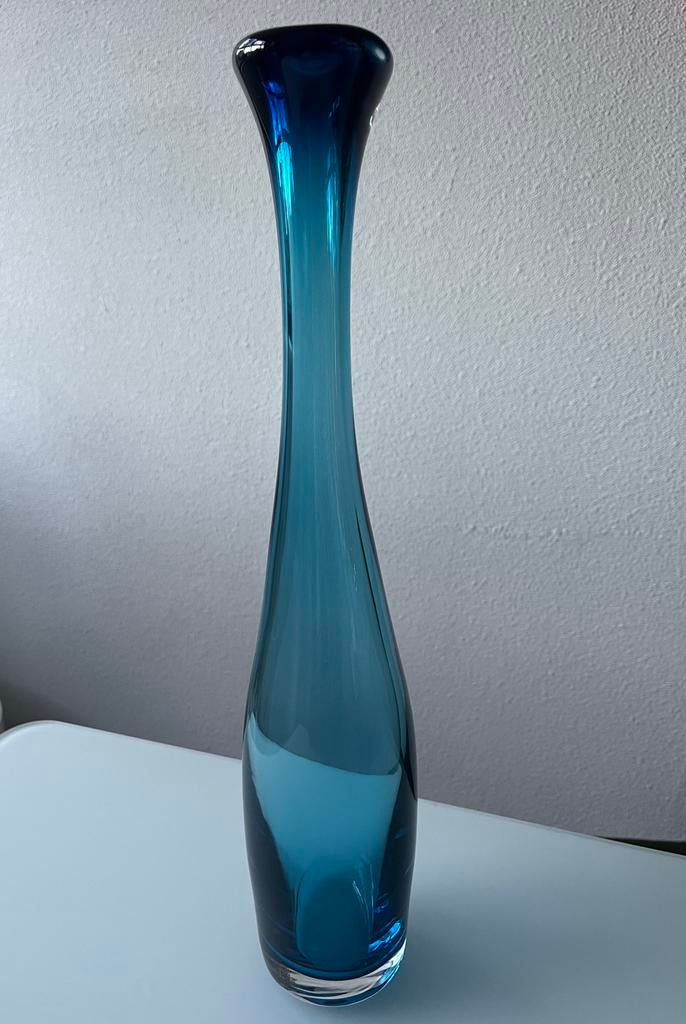 Iris fles, design Siem van der Marel, Royal Leerdam Crystal, Huis en Inrichting, Woonaccessoires | Vazen, Nieuw, Blauw, Minder dan 50 cm