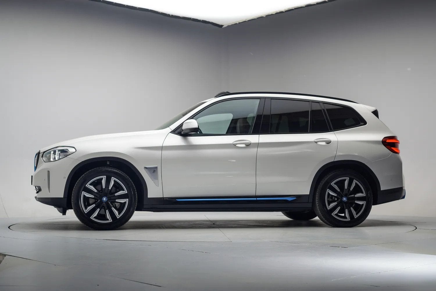 BMW iX3 Executive 80 kWh 3 fase [ Panorama Navi Apple / Andr, Auto's, Automaat, 0 cilinders, 750 kg, 110 €/maand