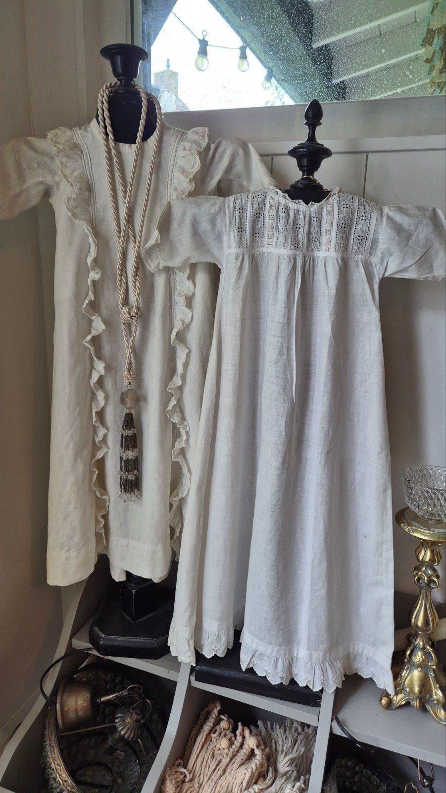 witte doopjurkjes op standaard met kant en ruches, Antiek en Kunst, Ophalen, Dames, Onbekend