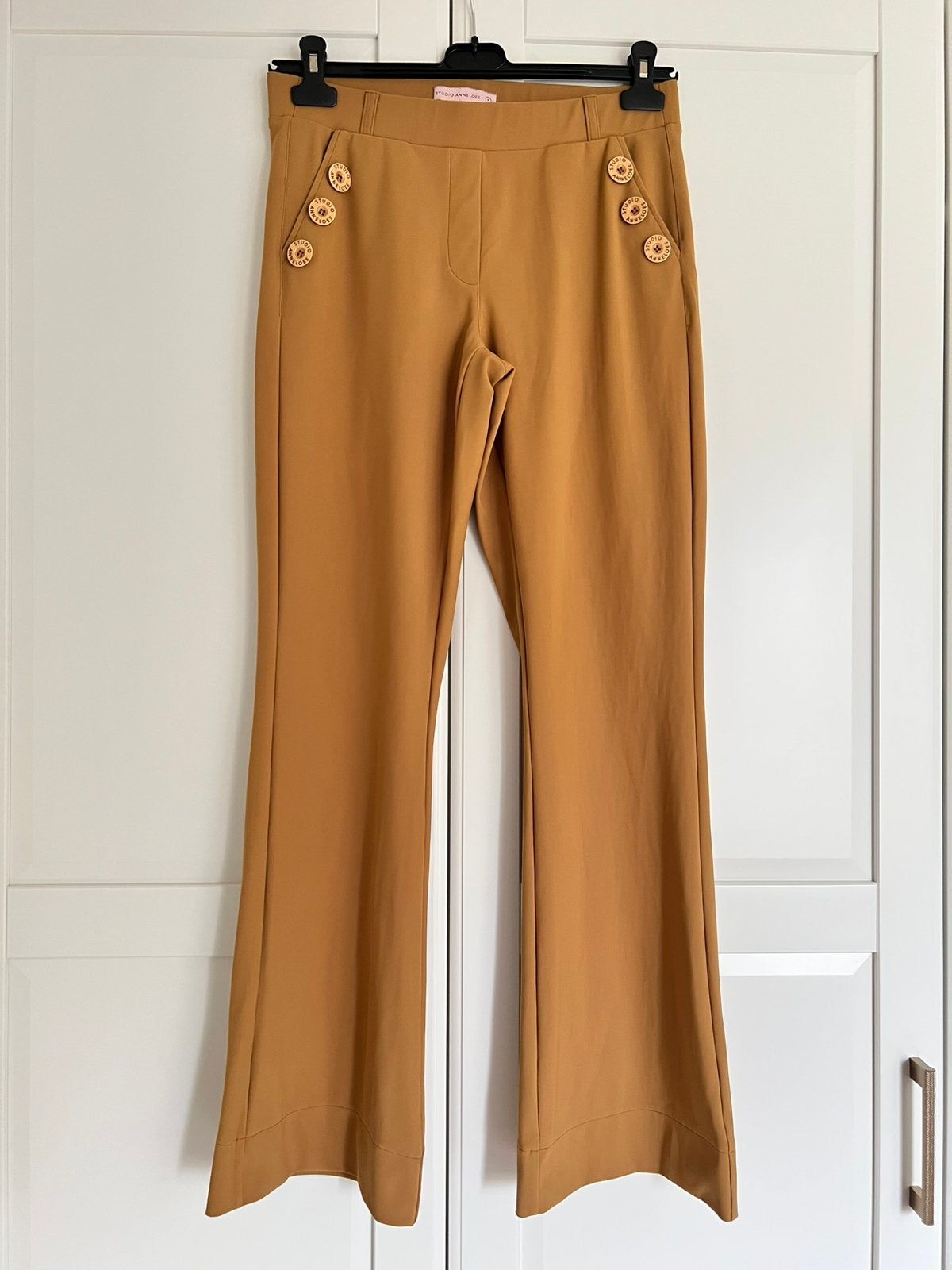 Studio anneloes flair bonded button broek M mustard, Kleding | Dames, Maat 38/40 (M), Overige kleuren, Ophalen of Verzenden, Zo goed als nieuw
