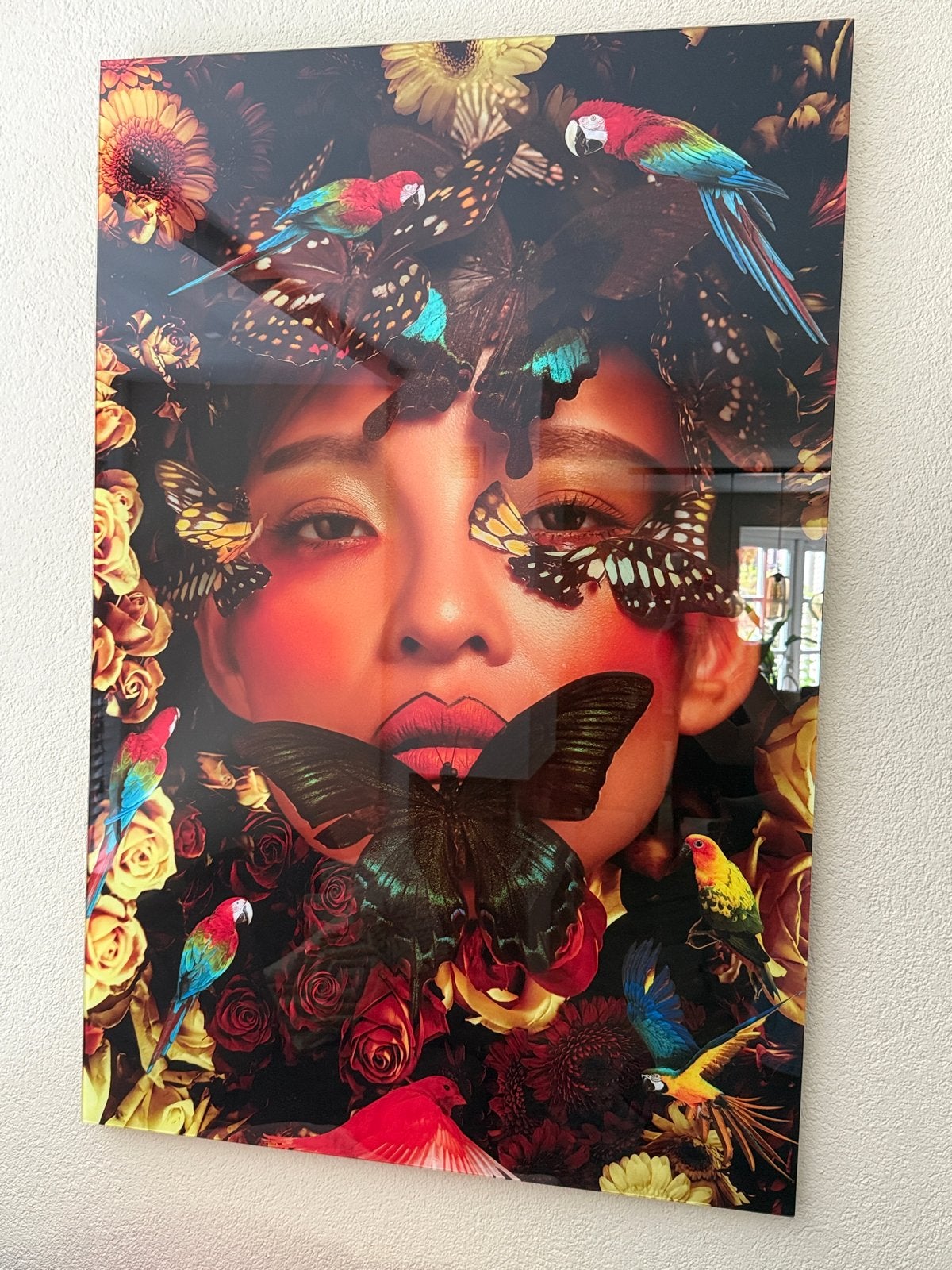 Modern schilderij met vrouw, vlinders en bloemen, Figuren, Print, Overige materialen, Gelakt/vernis