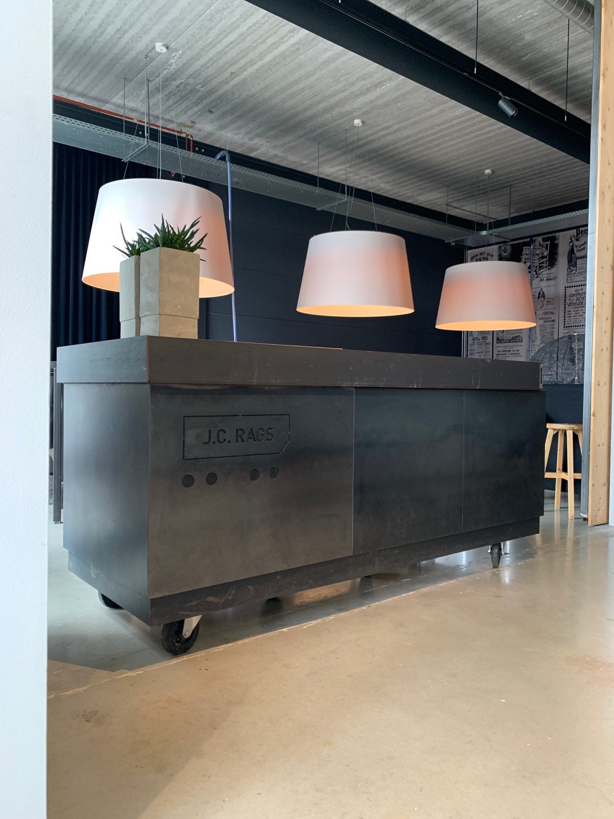 Grote toonbank/balie/bar op wielen - 240x90cm, Ophalen, Gebruikt