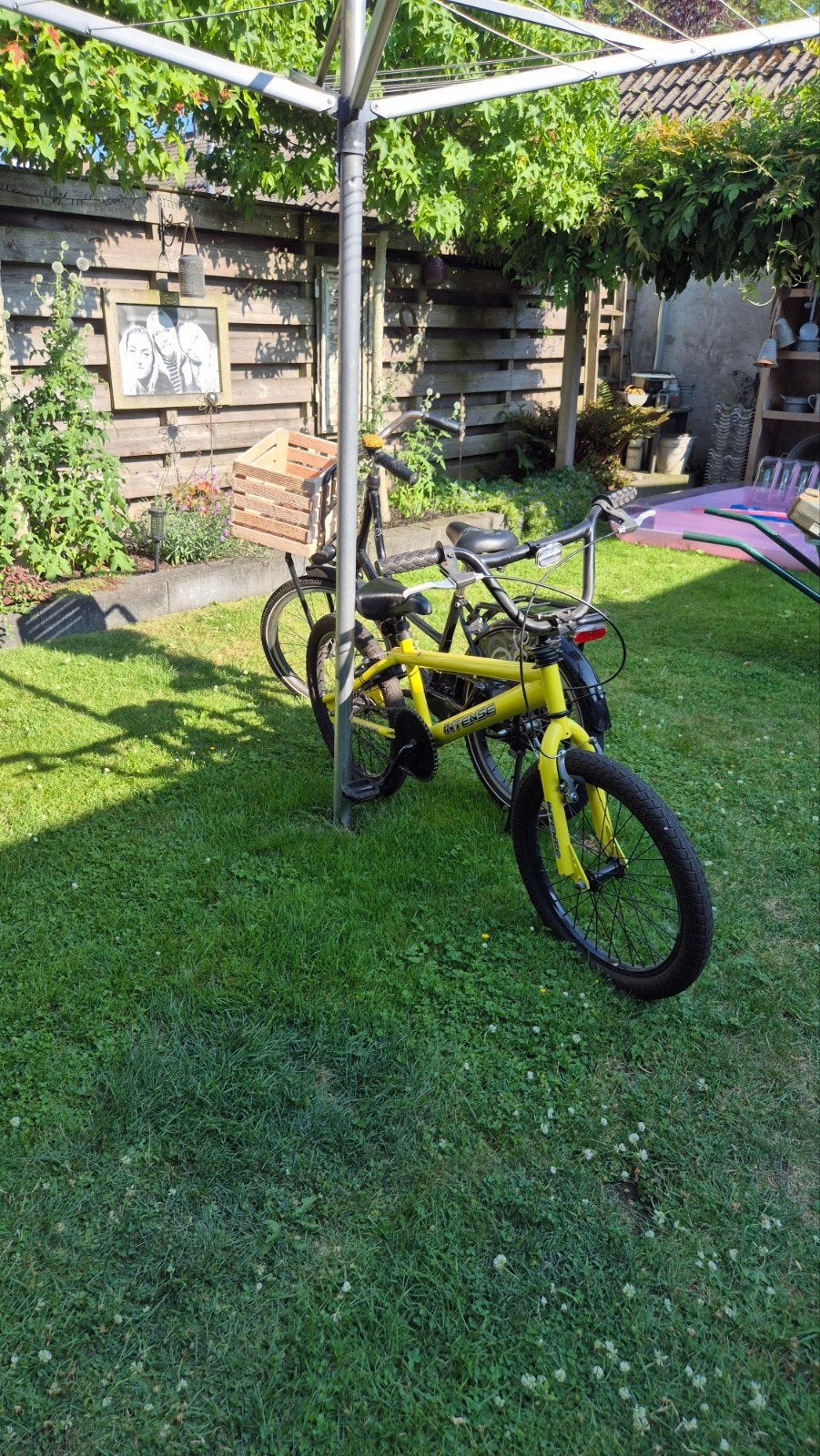 Twee kinderfietsen: Gele crossfiets en Zwarte Transportfiets, Ophalen, Gebruikt, Minder dan 16 inch