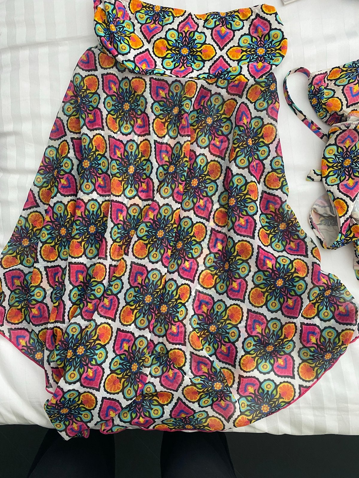 Antigel Bikini met Pareo - Kleurrijk Bloemenpatroon, Ophalen of Verzenden, Zo goed als nieuw, Meerkleurig, Bikini