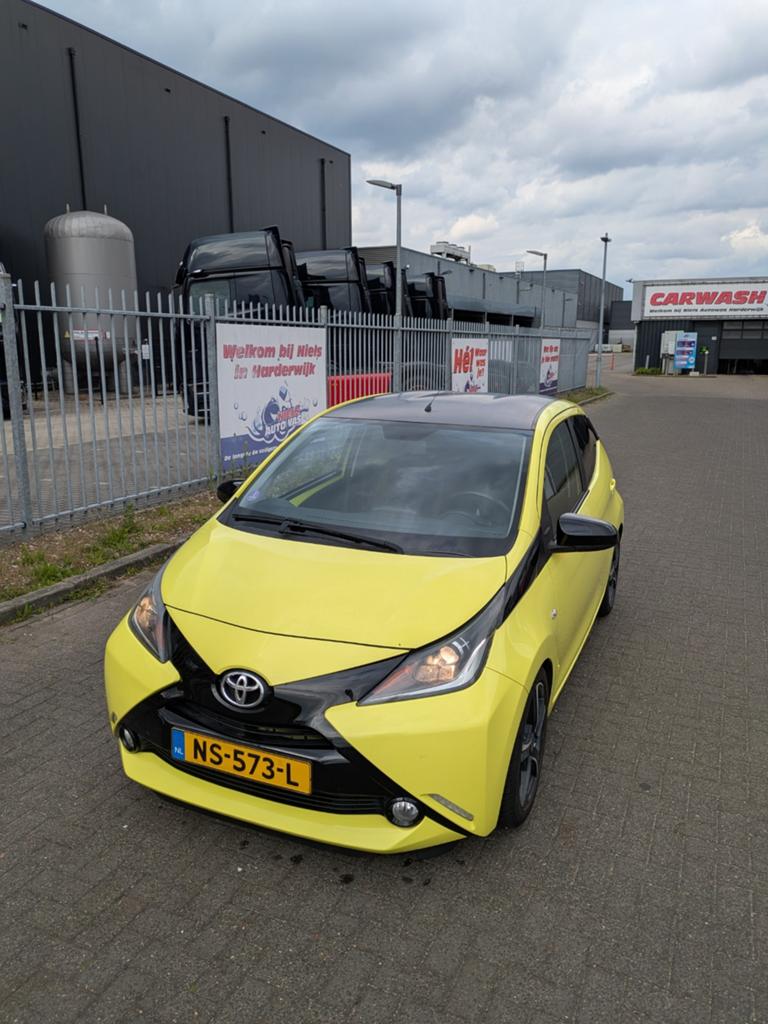 Toyota Aygo 1.0 12V Vvt-i Ddrs 2017 Geel, Voorwielaandrijving, Stof, Zwart, 4 stoelen